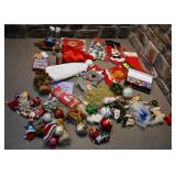 Lot d'articles de Noï¿½l variï¿½s, dont boules