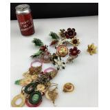 Anciennes fleurs avec ï¿½pingles et attaches