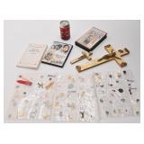 Lot d'objets religieux, dont crucifix et