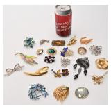 Lot de broches, dont Sherman, Coro