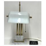 Lampe de bureau, en marbre, laiton et verre,