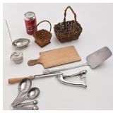 9 articles de cuisine, dont dénoyauteur en
