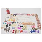 Lot de boucles d'oreilles et de colliers de