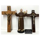 2 crucifix, en bronze et en bois, et figurine de