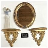 Miroir, tablettes et figurine en porcelaine
