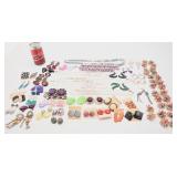 Lot de boucles d'oreilles et de colliers de