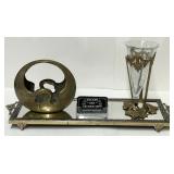 Plateau miroir, vase et panier en laiton et en