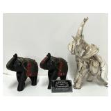 3 éléphants, 1 en porcelaine et 2 en bois orné de