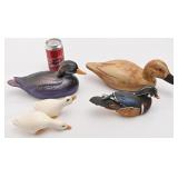Lot de canards sculptés, dont signé M. Dufour