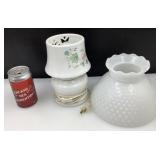 Abat-jour en milk glass et lampe de