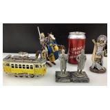 Lot de figurines, dont en métal,