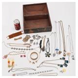 Boîte avec bijoux de fantaisie, dont Avon