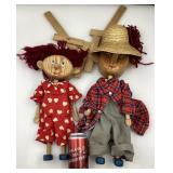2 marionnettes en bois, garçon et fille