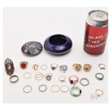 Coffret en porcelaine avec bagues variées