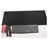 Clavier, grand tapis de travail et brocheuse