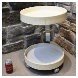 Petite table style space age, sur roues