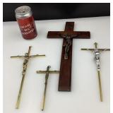 Lot de crucifix, dont en laiton et en bois
