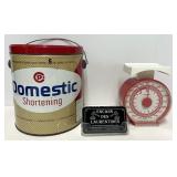 Ancienne boï¿½te en tï¿½le Domestic et balance
