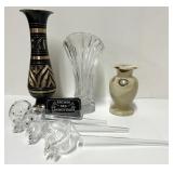 Vases en marbre, en cristal et en laiton