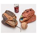 2 gants de baseball et balle
