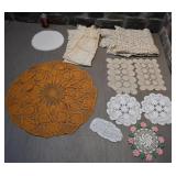 Lot de napperons, centre de table et nappe