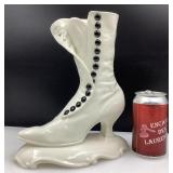 *Vase soulier, en porcelaine, signé Kelly