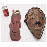 2 masques en bois sculpté, dont 1 avec