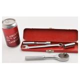 Petit coffret en métal avec outils manuels