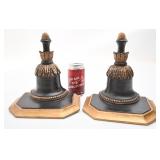 Paire de tablettes murales, en pltre