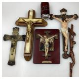 5 crucifix en différentes matières, dont pour