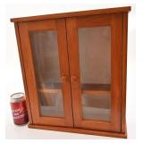Petite armoire vitrée, 14'' x 4.75'' x 15.75''