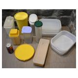 Lot de plats de plastique, dont Tupperware