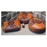 *3 poufs marocains, en cuir, vintage