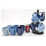 12 tasses Corelle, 3 teintes de bleu, et support