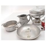 Pichet, réchaud, casserole et plat de service