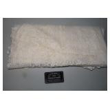Nappe en dentelle, 70'' x 53 et nappe des