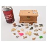 Coffret avec figurines, épinglettes et pendentifs