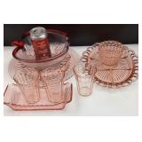 Lot de vaisselle rose, dont dépression