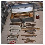 Coffre à outils, en métal, avec outils vintage