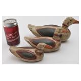 3 canards en bois sculpté
