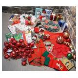 Lot d'articles de Noël, dont 3 casse-noisettes