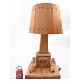 Lampe en bois sculpté, signée AD