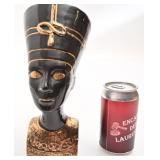 *Buste de Néfertiti, en céramique, signé Denyse