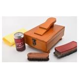 Boîte et brosses pour cirage de chaussures