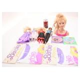 Lot Barbie, buste, 3 Barbie, 1 Ken et 2 ponchos