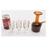 Flacon avec recouvrement en cuir et verres,