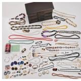Coffre en bois avec bijoux, dont plaqué,