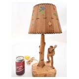 Lampe en bois sculpté