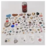 Lot de pendentifs en forme de coeur, dont