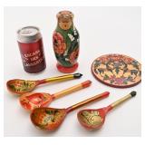 Lot d'objets décoratifs russes en bois peint